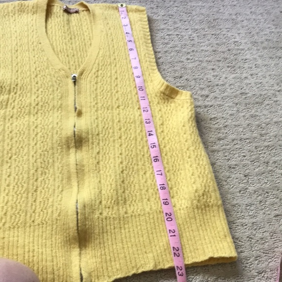 Dundurn Vintage | Yellow knit wool zip up vest - Small - Picture 6 of 9